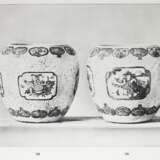 PAIR OF IMPORTANT PORCELAIN JARDINIÉRES WITH CUT PEONY DECORATION - фото 4