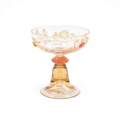 Emile Gallé. Champagnerglas mit aufgelegten Glassteinen und Chrysanthemen