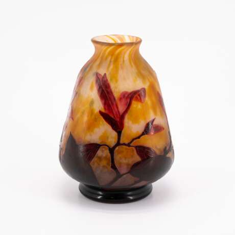 Daum Frères. GLASS VASE WITH MAGNOLIA BRANCHES - photo 2