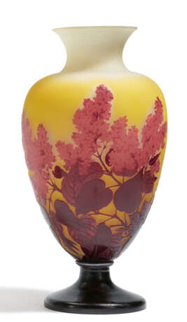 Emile Gallé. LARGE GLASS GOBLET VASE WITH LILAC BLOSSOMS - фото 1