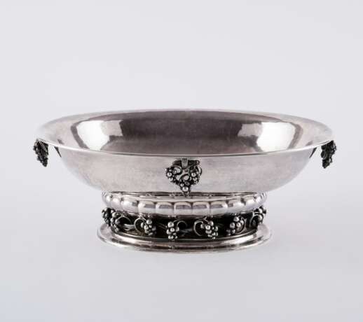 Georg Jensen. LARGE SILVER FOOTED BOWL WITH GRAPE DECOR - photo 4
