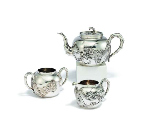 Pao Cheng. EXCEPTIONAL SILVER TEA SERVICE WITH DRAGON DECORATION - photo 1