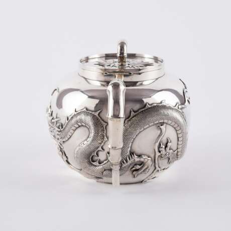 Pao Cheng. EXCEPTIONAL SILVER TEA SERVICE WITH DRAGON DECORATION - photo 3