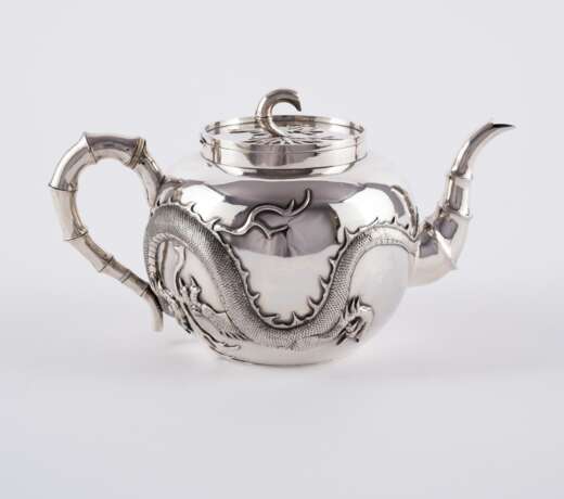 Pao Cheng. EXCEPTIONAL SILVER TEA SERVICE WITH DRAGON DECORATION - фото 4