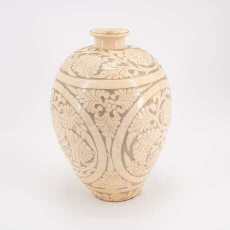 Ovoide Vase mit Blumenornament - Foto 4