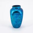 Louis Comfort Tiffany. SMALL ELECTRIC-BLUE FAVRILE-GLASS VASE - Prix ​​des enchères