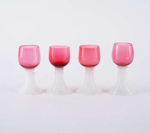 SUITE OF 17 RÖMER WITH WHITE FOOT AND MAGENTA CUPPA - фото 4