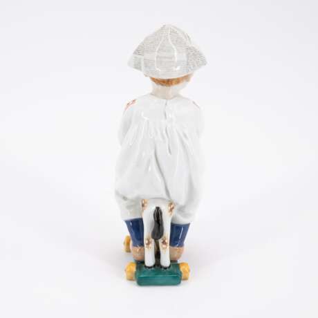 Meissen. SMALL PORCELAIN BOY WITH NEWSPAPER HAT ON A LITTLE WOODEN HORSE - photo 3