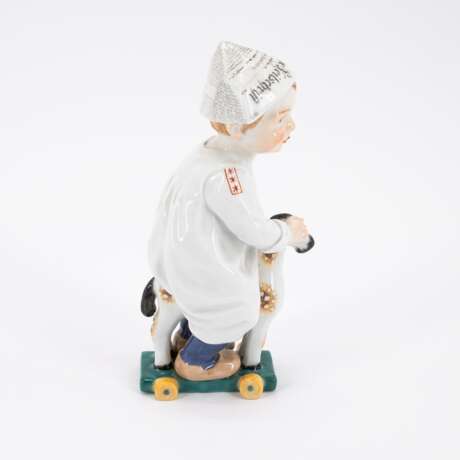 Meissen. SMALL PORCELAIN BOY WITH NEWSPAPER HAT ON A LITTLE WOODEN HORSE - photo 4