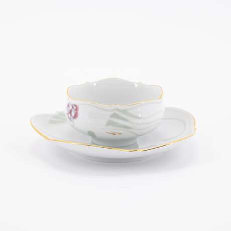 Meissen. PORCELAIN TEA SERVICE FOR SIX IN THE 'LARGE CUT-OUT' SHAPE WITH 'WINDFLOWER' DECORATION - photo 4