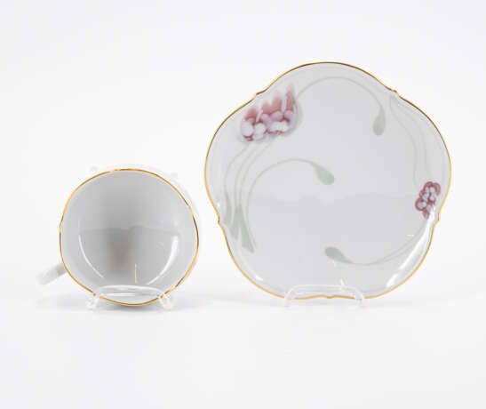 Meissen. PORCELAIN TEA SERVICE FOR SIX IN THE 'LARGE CUT-OUT' SHAPE WITH 'WINDFLOWER' DECORATION - photo 5