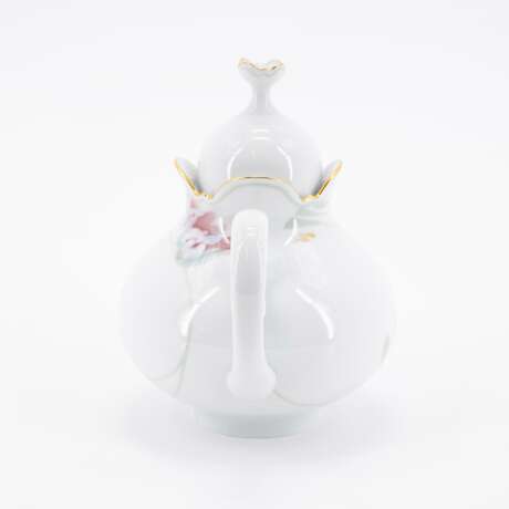 Meissen. PORCELAIN TEA SERVICE FOR SIX IN THE 'LARGE CUT-OUT' SHAPE WITH 'WINDFLOWER' DECORATION - photo 14