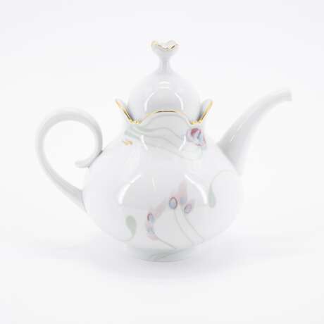 Meissen. PORCELAIN TEA SERVICE FOR SIX IN THE 'LARGE CUT-OUT' SHAPE WITH 'WINDFLOWER' DECORATION - photo 15