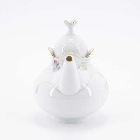 Meissen. PORCELAIN TEA SERVICE FOR SIX IN THE 'LARGE CUT-OUT' SHAPE WITH 'WINDFLOWER' DECORATION - photo 16
