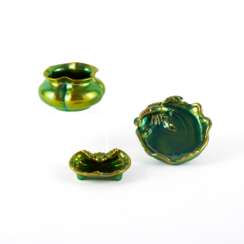 Zsolnay. Gruppe von drei irisierend grünen Porzellanschalen