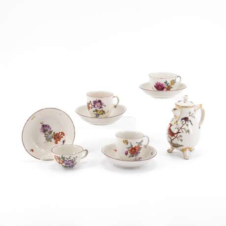 Ludwigsburg. SMALL PORCELAIN JUG, FOUR CUPS AND SAUCERS WITH SCALE RELIEF AND BIRD PAINTING - фото 1