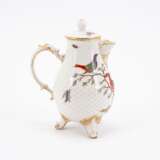 Ludwigsburg. SMALL PORCELAIN JUG, FOUR CUPS AND SAUCERS WITH SCALE RELIEF AND BIRD PAINTING - фото 14