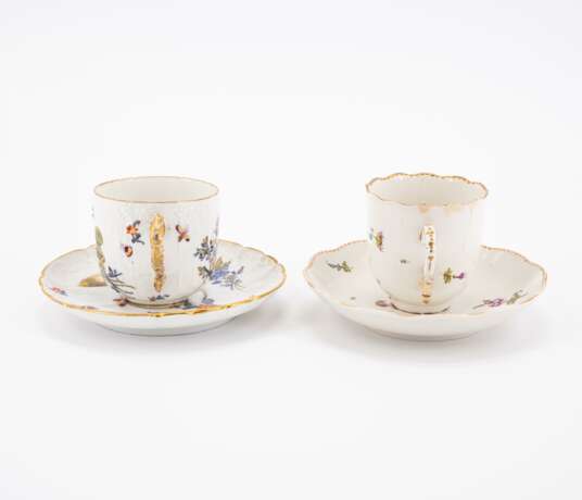 PORCELAIN SLOP BOWL, THREE CUPS AND SAUCERS WITH FIGURATIVE AND FLORAL DECOR - фото 2