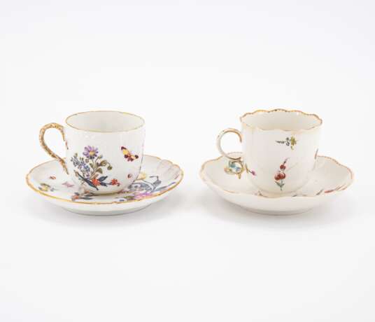 PORCELAIN SLOP BOWL, THREE CUPS AND SAUCERS WITH FIGURATIVE AND FLORAL DECOR - photo 3