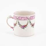 Kumme, drei Tassen & Untertassen mit figürlichen und floralen Dekoren - Foto 9