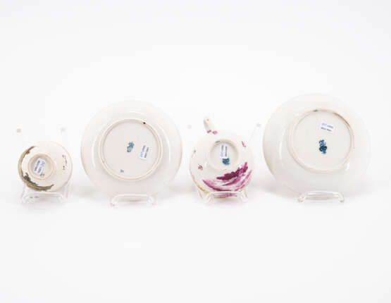 PORCELAIN SLOP BOWL, THREE CUPS AND SAUCERS WITH FIGURATIVE AND FLORAL DECOR - photo 17