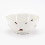 PORCELAIN SLOP BOWL, THREE CUPS AND SAUCERS WITH FIGURATIVE AND FLORAL DECOR - фото 18