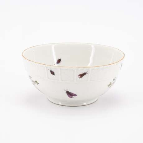 PORCELAIN SLOP BOWL, THREE CUPS AND SAUCERS WITH FIGURATIVE AND FLORAL DECOR - фото 20