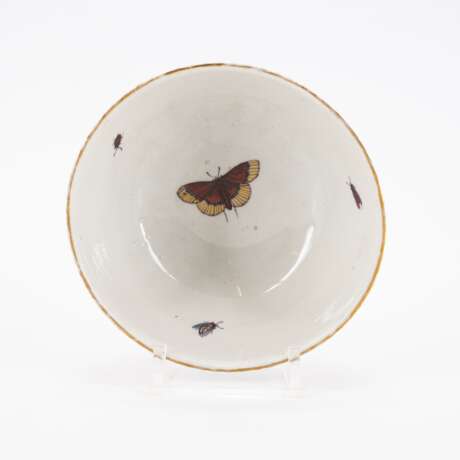 PORCELAIN SLOP BOWL, THREE CUPS AND SAUCERS WITH FIGURATIVE AND FLORAL DECOR - photo 21