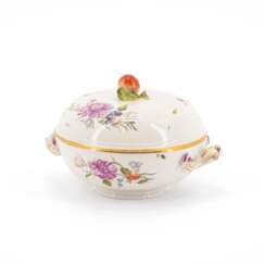 Frankenthal. SMALL PORCELAIN POSTPARTUM BOWL WITH APPLE FINIAL