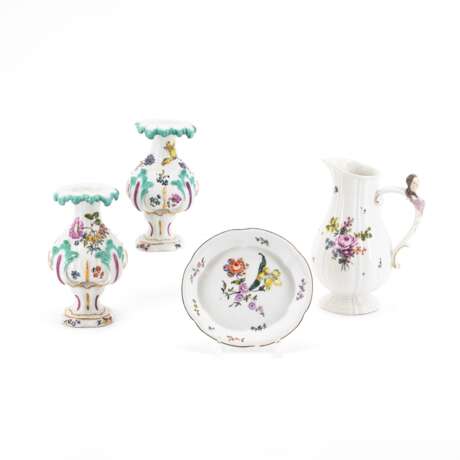 Meissen. TWO PORCELAIN VASES, ONE MILK JUG AND ONE SMALL BOWL WITH OMBRE FLOWERS - фото 1