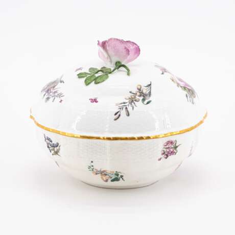 Meissen. Große Deckelschale mit Blütenknauf, kleine Teekanne mit Holzschnittblumen und Tasse mit Untertasse und Insektendekor - Foto 2