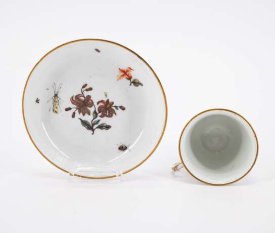 Meissen. Große Deckelschale mit Blütenknauf, kleine Teekanne mit Holzschnittblumen und Tasse mit Untertasse und Insektendekor - Foto 15