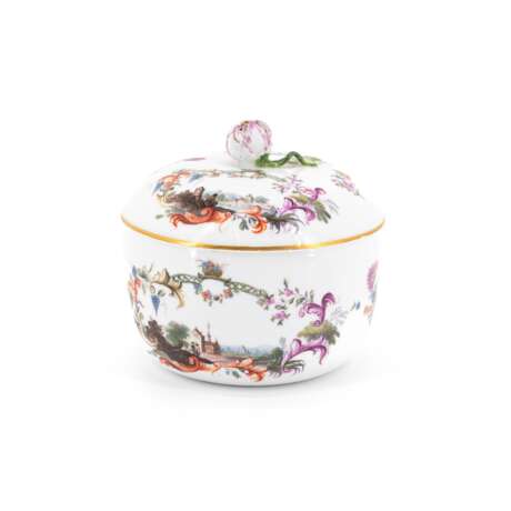 Meissen. SUGAR BOWL WITH LID WITH LANDSCAPE CARTOUCHES AND APPLIED FLOWERS - photo 1