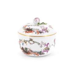 Meissen. SUGAR BOWL WITH LID WITH LANDSCAPE CARTOUCHES AND APPLIED FLOWERS