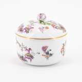 Meissen. PORCELAIN SUGAR BOWL WITH LID WITH LANDSCAPE CARTOUCHES AND FLOWER FINIAL - photo 2