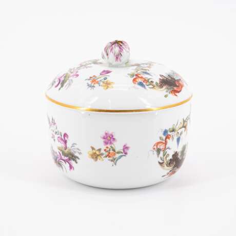 Meissen. PORCELAIN SUGAR BOWL WITH LID WITH LANDSCAPE CARTOUCHES AND FLOWER FINIAL - photo 4