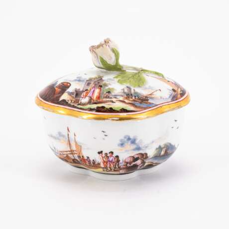 Meissen. TWO TEA BOWLS WITH SAUCERS AND ONE SUGAR BOWL AND LID WITH MERCHANT SCENES - photo 8