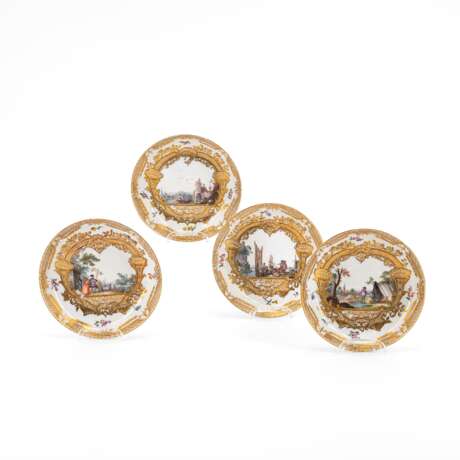 Meissen. FOUR SMALL PORCELAIN PLATES WITH GOLD CONTOURED WATTEAU SCENES OUTLINES - photo 1