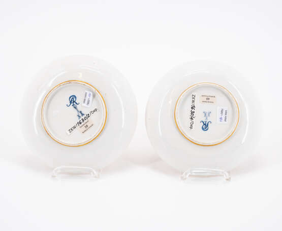 Meissen. FOUR SMALL PORCELAIN PLATES WITH GOLD CONTOURED WATTEAU SCENES OUTLINES - photo 3