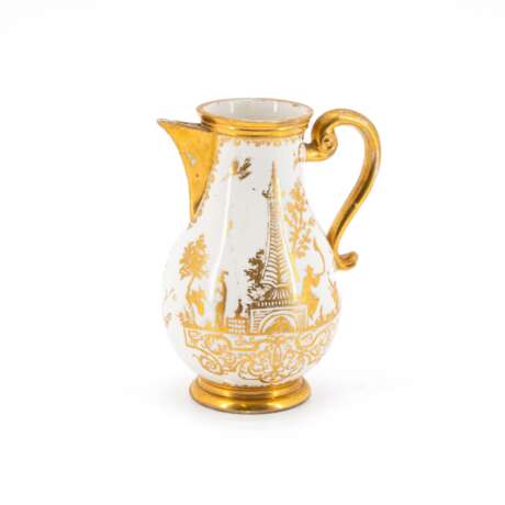 Meissen. SMALL PORCELAIN JUG WITH GOLDEN CHINESE - photo 1