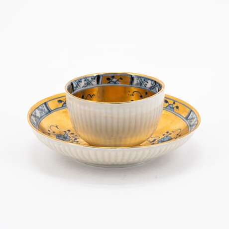 Meissen. PORCELAIN ENSEMBLE OF SLOP BOWL, TWO CUPS AND SAUCERS WITH GILDED DECOR - photo 4