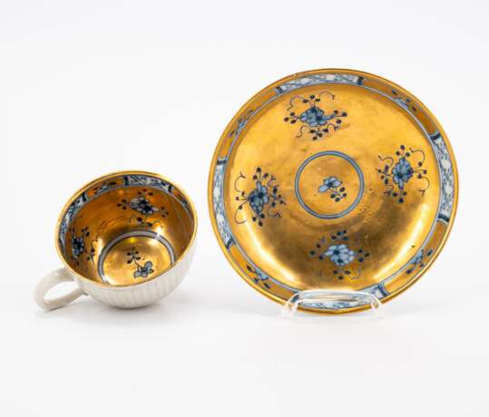 Meissen. PORCELAIN ENSEMBLE OF SLOP BOWL, TWO CUPS AND SAUCERS WITH GILDED DECOR - photo 5