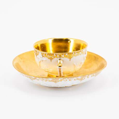 Meissen. PORCELAIN ENSEMBLE OF SLOP BOWL, TWO CUPS AND SAUCERS WITH GILDED DECOR - photo 7