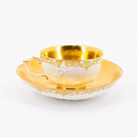 Meissen. PORCELAIN ENSEMBLE OF SLOP BOWL, TWO CUPS AND SAUCERS WITH GILDED DECOR - photo 8