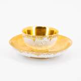 Meissen. PORCELAIN ENSEMBLE OF SLOP BOWL, TWO CUPS AND SAUCERS WITH GILDED DECOR - фото 9