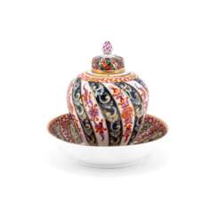 Meissen. Teedose und Untertasse mit Streifendekor in der Art Ostasiatischer 'Brokatware'