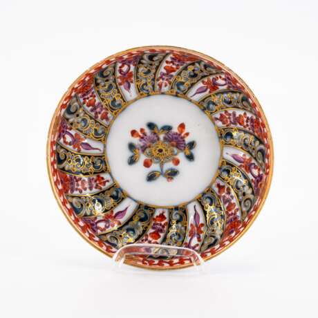 Meissen. Teedose und Untertasse mit Streifendekor in der Art Ostasiatischer 'Brokatware' - Foto 3