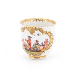 Meissen. PORCELAIN CUP WITH CHINOISERIES AND 'INDIAN' FLOWERS