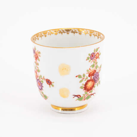 Meissen. PORCELAIN CUP WITH CHINOISERIES AND 'INDIAN' FLOWERS - photo 3