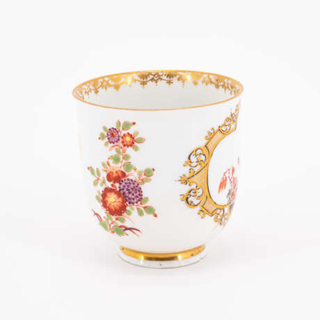 Meissen. PORCELAIN CUP WITH CHINOISERIES AND 'INDIAN' FLOWERS - photo 4
